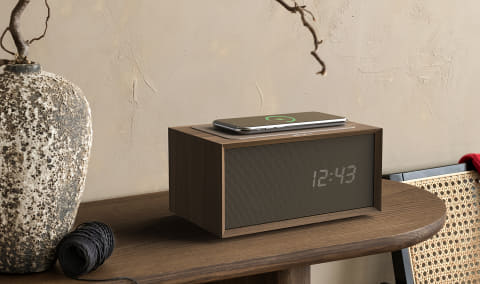 GENEVA、ワイヤレス充電対応のデジタルクロックスピーカー - AV Watch