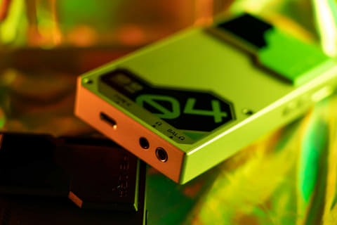 Hiby、サイバーパンク風筐体のコスパ重視DAP「R4」 - AV Watch