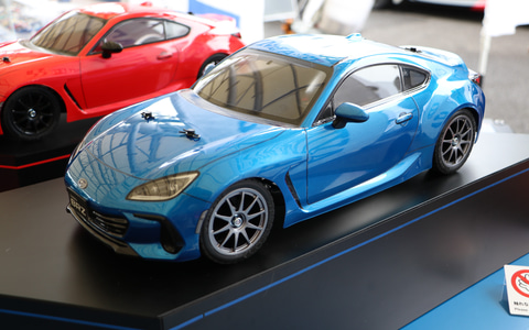 タミヤ、新型「GR 86」「BRZ」のRCカーを初展示 メーカーも開発に協力