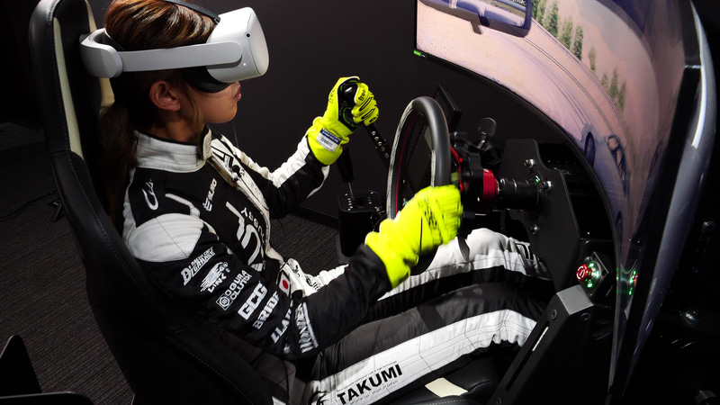 ドリフトレーサーの下田紗弥加さん、第12世代 インテル Core