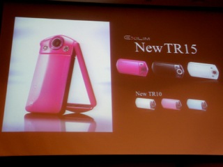 カシオ、無線LAN搭載のフリースタイルカメラ「EX-TR15」を海外発表