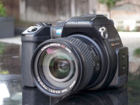 オールドデジカメの凱旋：コニカミノルタDiMAGE A200（2004年