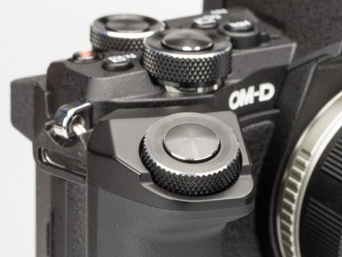 ミニレポート：2種類の外付けグリップを使い比べてみた （OM-D E-M5