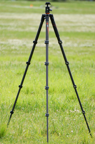 デジカメアイテム丼：手堅い作りのカーボン製トラベル三脚 VANGUARD