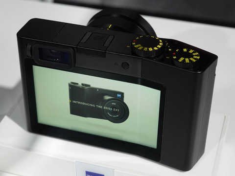 フォトキナ】ZEISSの35mmフルサイズ機「ZX1」詳報 - デジカメ Watch