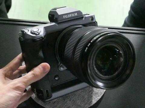 富士フイルム、1億画素ミラーレス「GFX100」の実機をお披露目