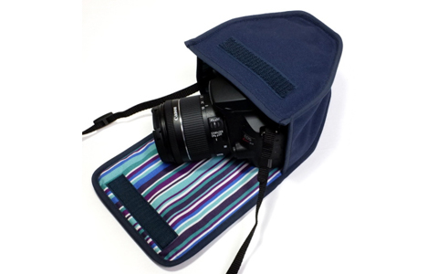suono、キットレンズをつけたEOS Kiss X10がしっかり収まる布製ケース