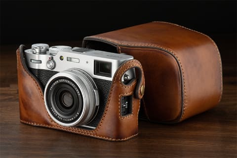ビンテージ加工を施した、FUJIFILM X100V専用のレザー速写ケース