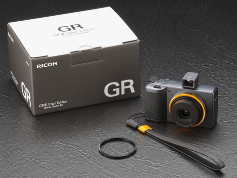 RICOH GR IIIに、メタリックグレー塗装の「Street Edition」キット