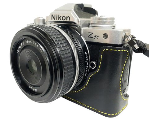 ユーエヌ、黄色いステッチの「ニコン Z fc」用本革ケース。1.3万円
