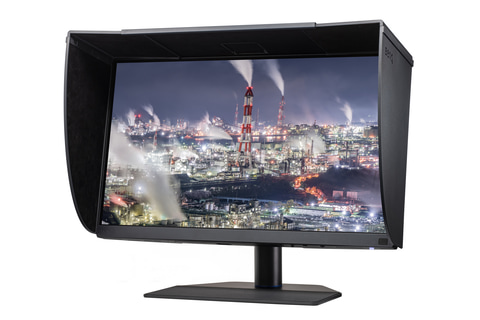 4K＋27インチの「BenQ SW272U」なら、工場夜景の細部描写と繊細な
