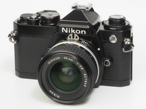 赤城耕一の「アカギカメラ」 第79回：40年来の相棒「ニコンFE2」とその