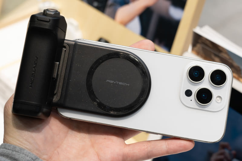 CP+2025】新製品「MagCam」スマホグリップが試せるPGYTECHブース