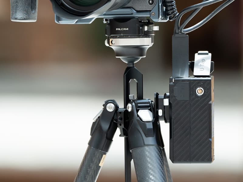 自由度の高いVマウントバッテリー装着プレート - デジカメ Watch