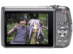 らき☆すた」仕様の限定デジカメ。スク水イラストも収録 - デジカメ