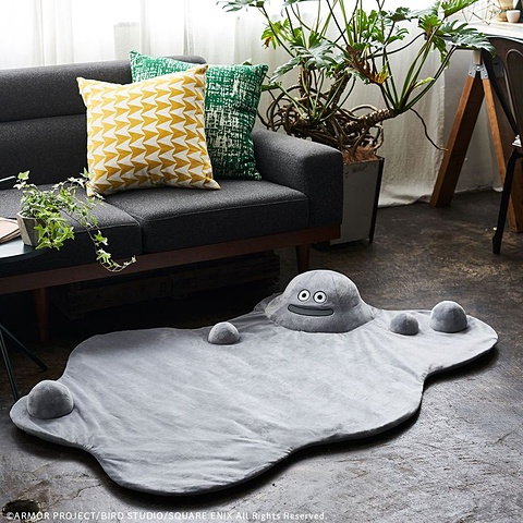 寝転がってほしそうにこちらを見ている。「ドラクエ」より、「勇者を