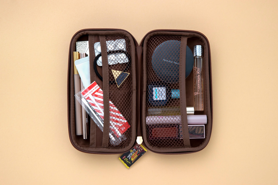 本物そっくりの「ブラックサンダーハードケース＆ポーチ」が付いた公式