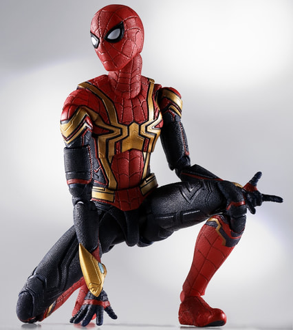 今冬公開予定「スパイダーマン：ノー・ウェイ・ホーム」姿のスパイディ