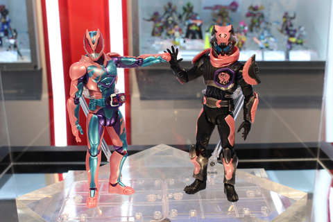特別企画】「S.H.Figuarts 仮面ライダーリバイ＆バイス」の発売記念
