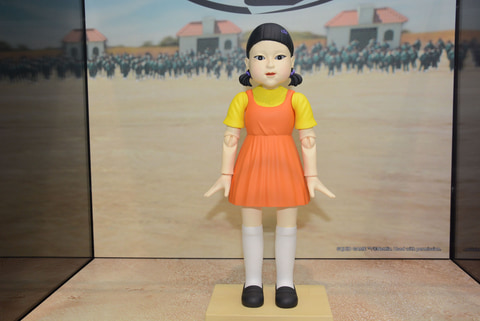 首もモーターで回ります！ 「イカゲーム ヨンヒ人形」のギミックが