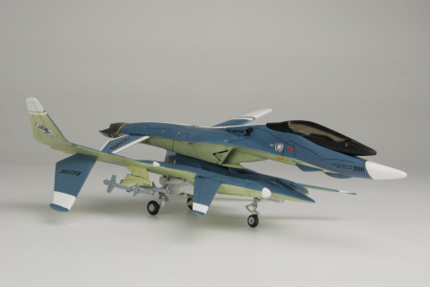 戦闘妖精雪風」より「メイヴ雪風」と「ファーンII」のミサイル装備