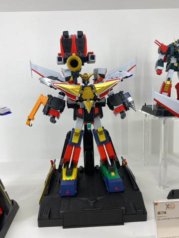 勇者特急マイトガイン」に登場する機体3種と合体した姿「The合体