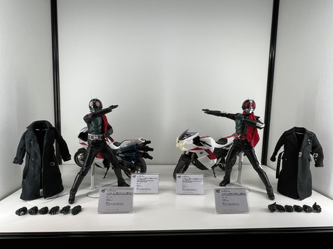 シン・仮面ライダー」より仮面ライダー/仮面ライダー2号フィギュア展示