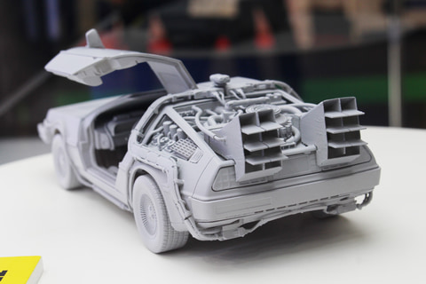 アオシマ「1/24 デロリアン」30年ぶりにリニューアル！待望のドア開閉