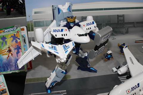 ANAの全面協力により、ジェット旅客機がロボットに完全変形！「トミカ