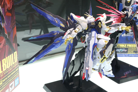 METAL BUILD「ストライクフリーダムガンダム」と「デスティニー