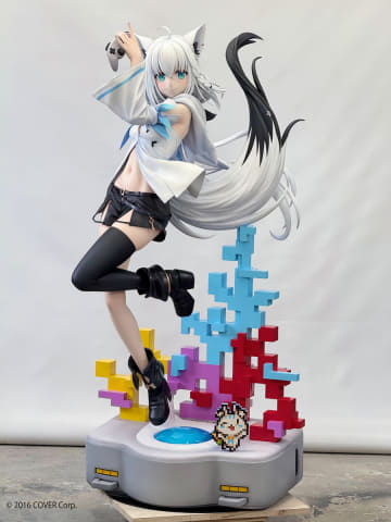 ホロライブ」の白上フブキさんと大神ミオさんの等身大フィギュアが