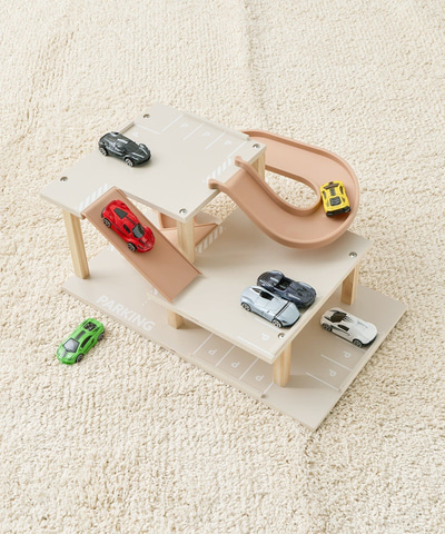 3COINS、組み合わせて遊べるミニカー用「収納棚」「エレベーター