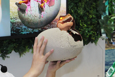 卵からT-レックスが生まれる！「うまれて！ウーモ ジュラシック