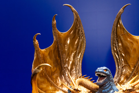 ゴジラVSキングギドラ」の大格闘がスタチュー化。1991年の映画ポスター