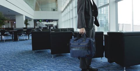 BRIEFING、ANAとのコラボバッグ7モデル。ブルーの配色と両ブランドタグ