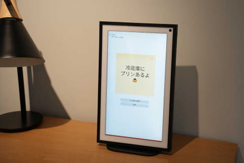 壁に掛けるアレクサ。アマゾン「Echo Show 15」と日本の壁掛け