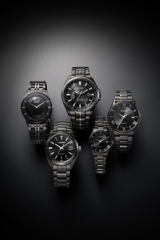 シチズン、ブラックで統一したシリーズ 機械式からエコ・ドライブ電波