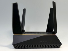 小さいのに速くて安い「Wi-Fi 6×トライバンド」、ASUS「RT-AX92U」を