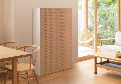 扉を開いてテレワーク開始。奥行32cmのコンパクトなブースデスク