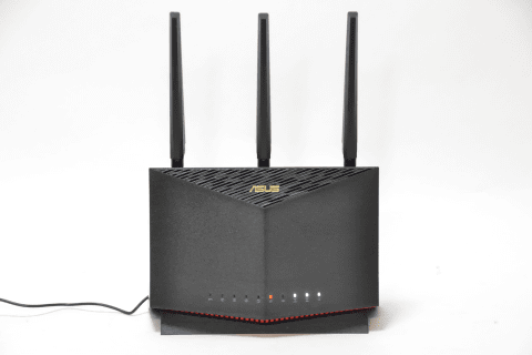 Wi-Fi 6で最大4804Mbpsの「中堅Wi-Fiルーター」、ASUS「RT-AX86S」の