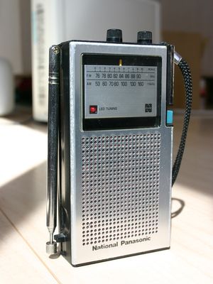 わたしの思い出家電】ナショナル「ポータブルラジオ RF-517」 - 家電
