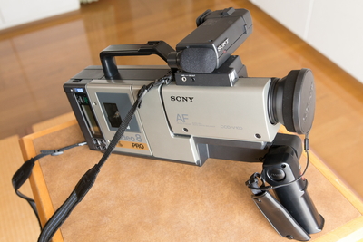 わたしの思い出家電】ソニーの8㎜ビデオカメラ「CCD-V100」 - 家電