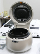 三菱、粒感の良い“かまどごはん”を追求した高級炊飯器「本炭釜 KAMADO