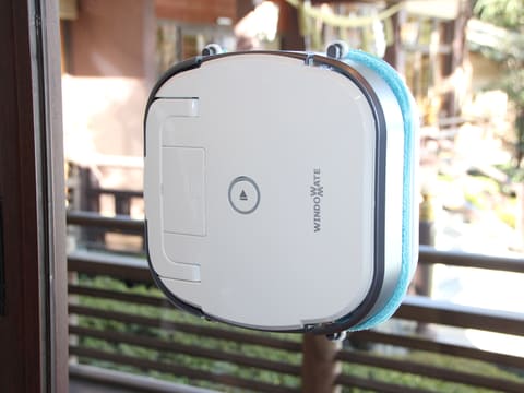 ボタン1つでガラス両面を一度に掃除できる窓拭きロボット「ウインドウ