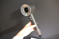 ダイソンのドライヤーに新色、スタイリッシュな「ブラック/ニッケル