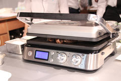 デロンギ、異なる温度設定が可能な2つのプレートでかたまり肉を挟んで