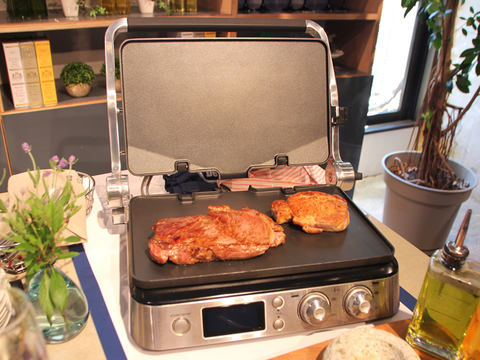 デロンギ、異なる温度設定が可能な2つのプレートでかたまり肉を挟んで