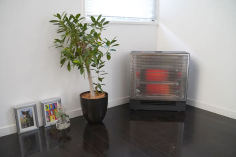 ダイキンの遠赤+温風暖房で足元の寒さ解消! 季節の変わり目にも使い