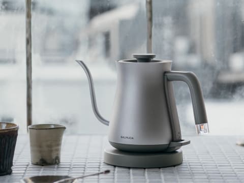 バルミューダの電気ケトル新色はマットなシルバー - 家電 Watch