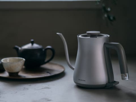 バルミューダの電気ケトル新色はマットなシルバー - 家電 Watch